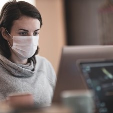 Πώς να φροντίσεις σωστά την επιδερμίδα σου κάτω από τη μάσκα